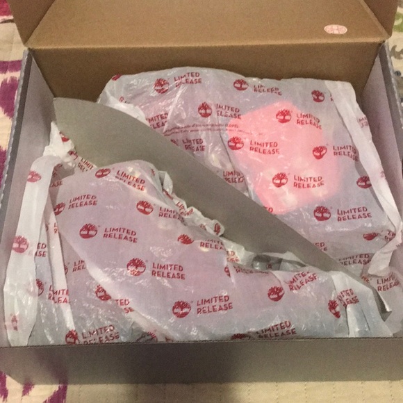 Red Timberlands - Picture 7 of 8